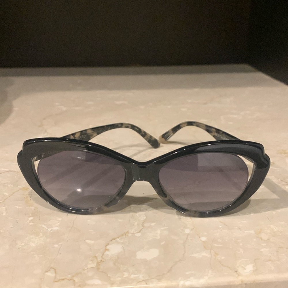 THE MONTMARTRE CATEYE
SUNGLASSES IN MIDNIGHT
TORTOISESHELL